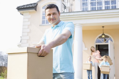 Flexible man with van Abbeywood solution for local moves